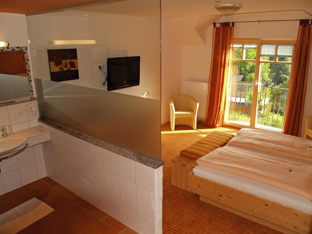 Landhotel Mariensaeule Wernstein am Inn Ruang foto