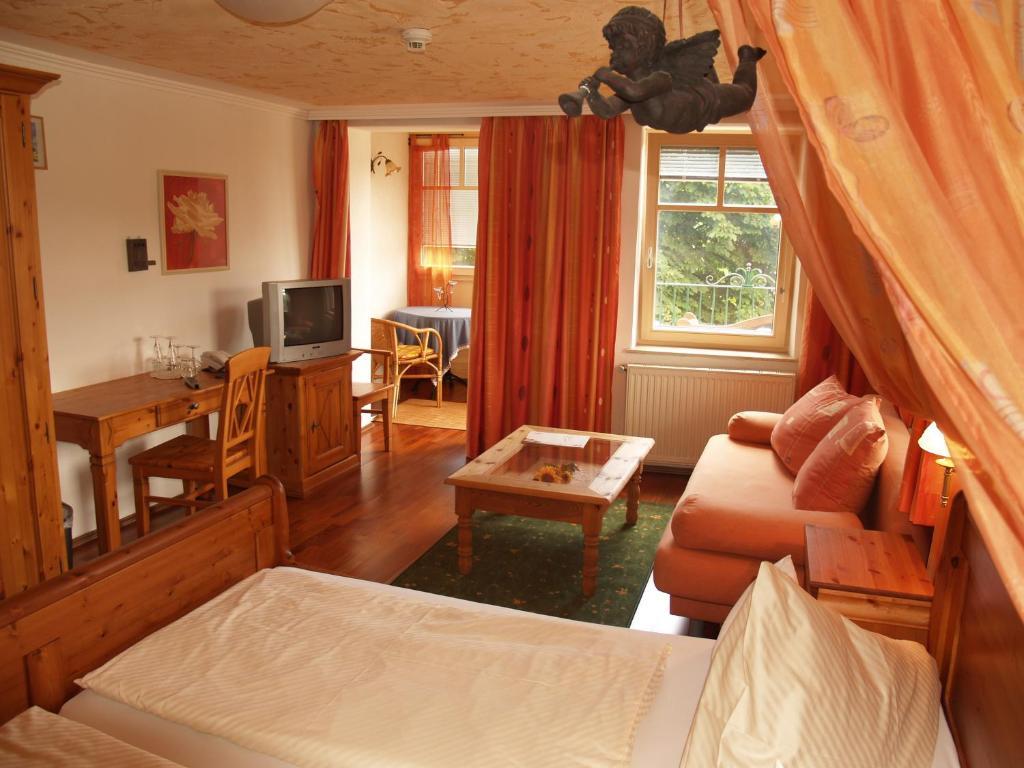 Landhotel Mariensaeule Wernstein am Inn Ruang foto